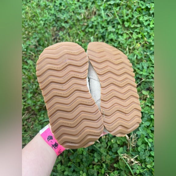 New Balance Child Size 8 Cream & Grey Running Shoes - Picture 5 of 11